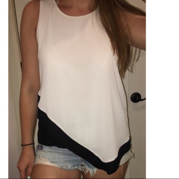 Adorable top, one side is longer than the other - Picture 2 of 3